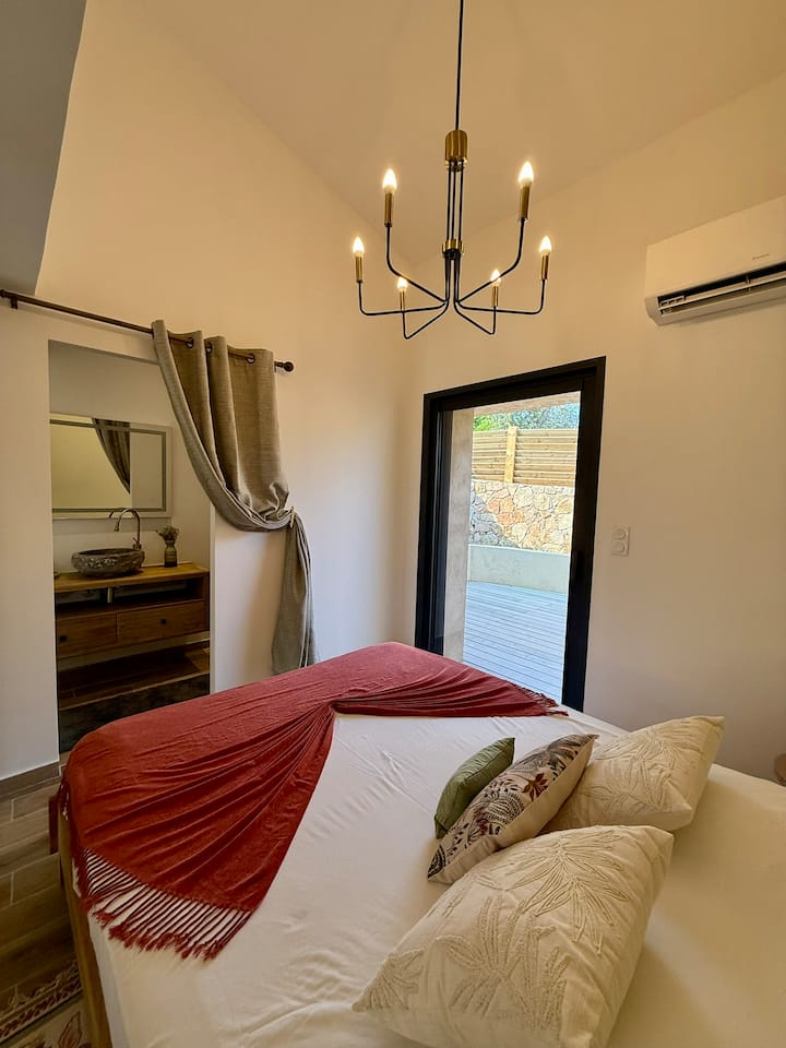 Chambre avec salle de bain attenante et accès terrasse — Villa Tamaricciu