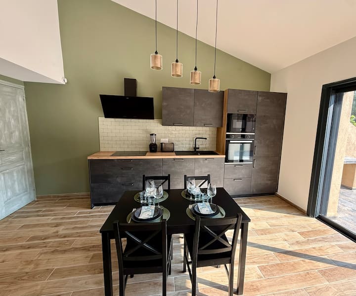 Cuisine ouverte sur le séjour, mur ton olivier et verrière — Villa Tamaricciu