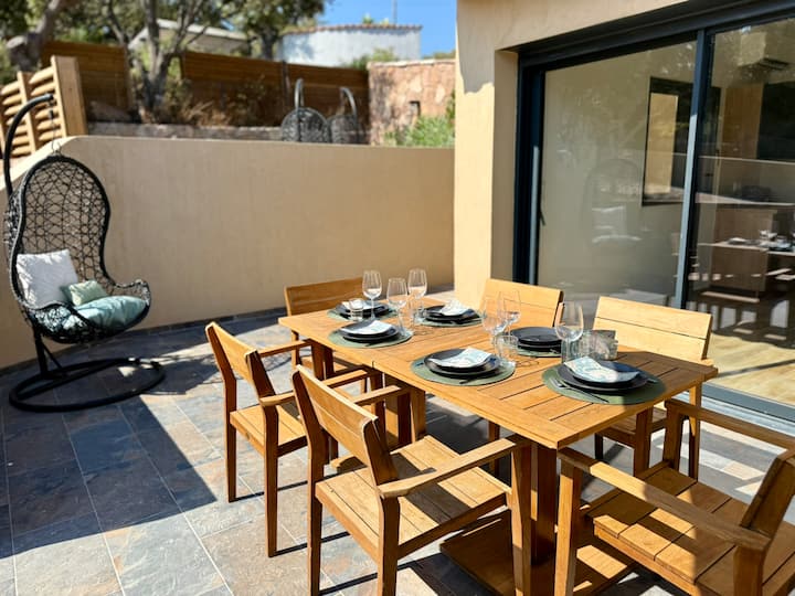 Terrasse principale avec table de repas, fauteuil suspendu et barbecue Weber — Villa Tamaricciu