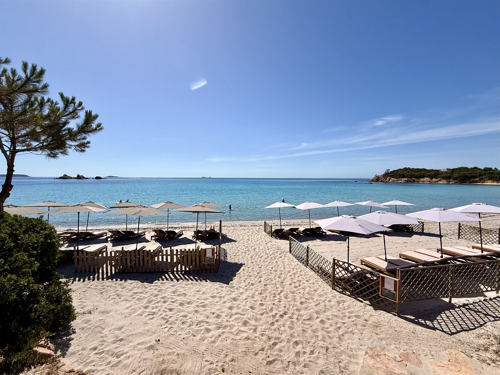 Transats et parasols les pieds dans le sable en octobre, à proximité de Terra D'Oro