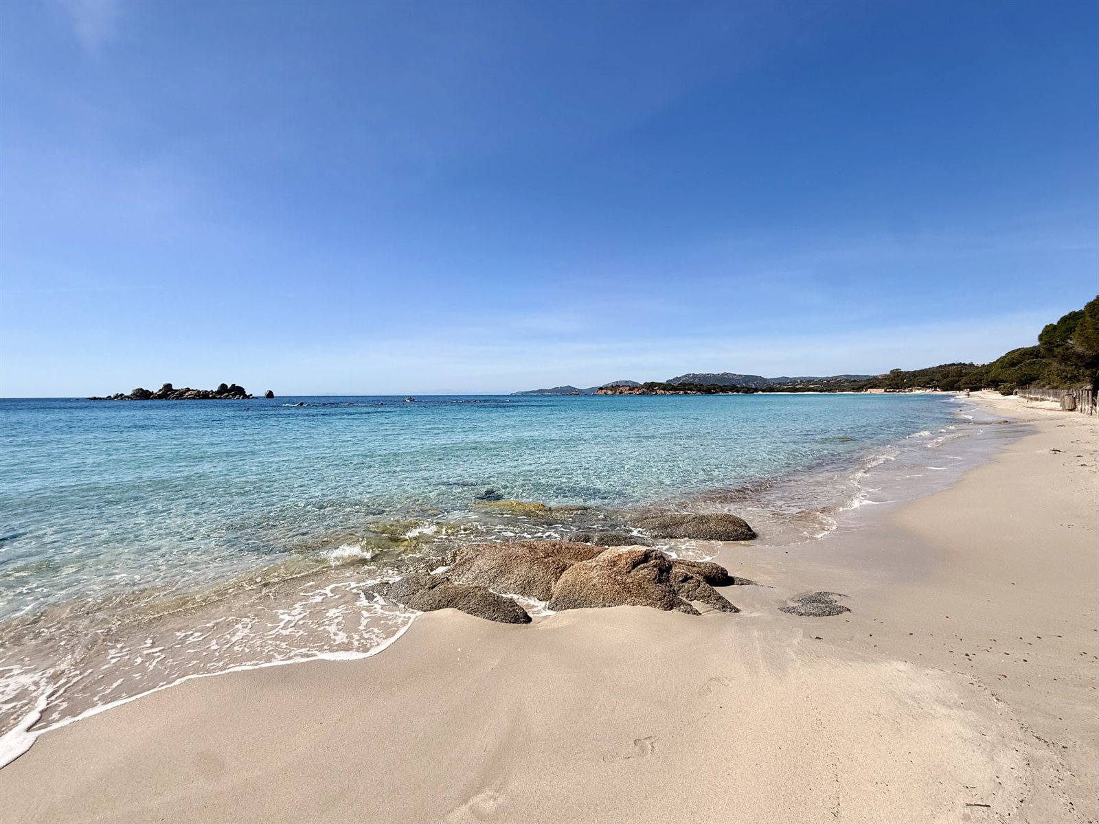 Plage de Palombaggia aux eaux turquoise en arrière-saison, près de Terra D'Oro