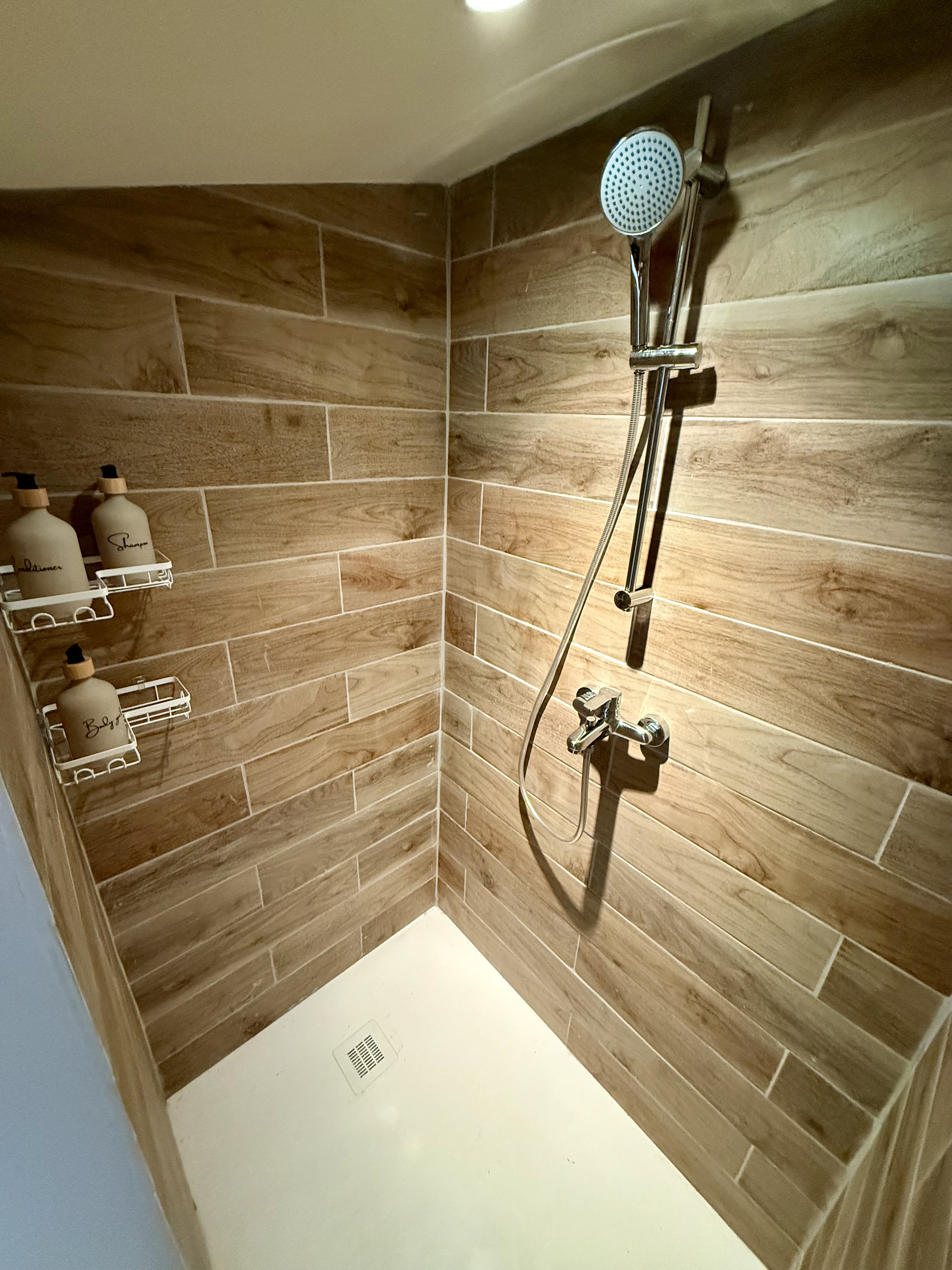 Étage — seconde salle de bain épurée, ton naturel — Villa Folacca