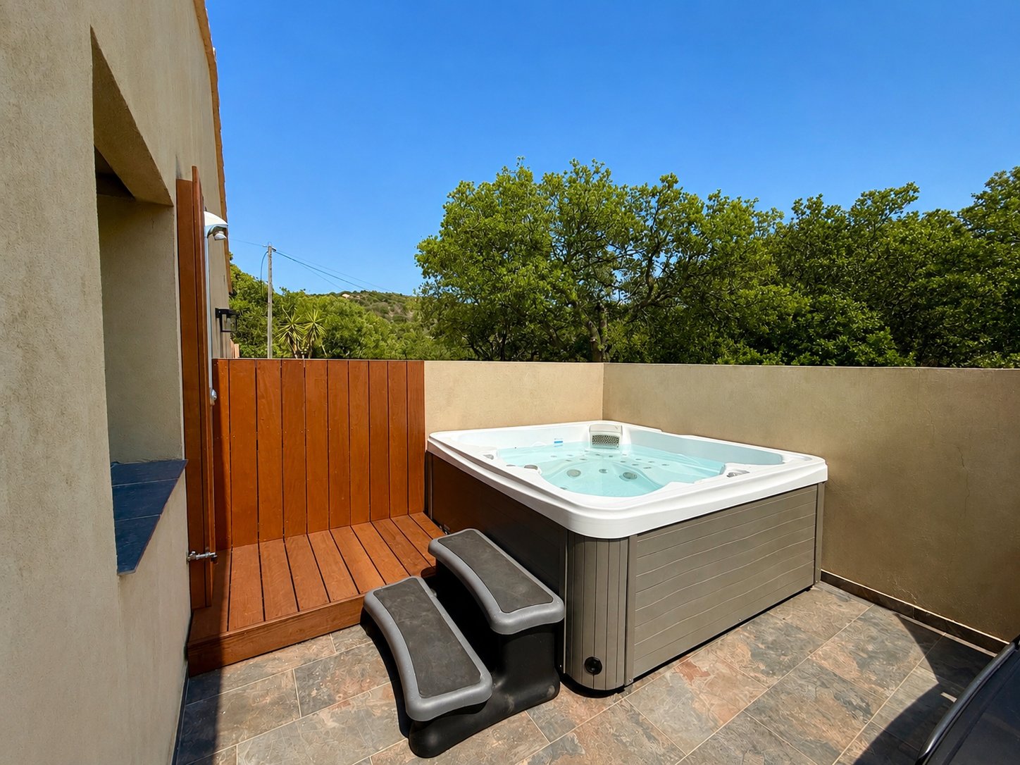 Jacuzzi privatif et douche extérieure sur la terrasse — Villa Folacca