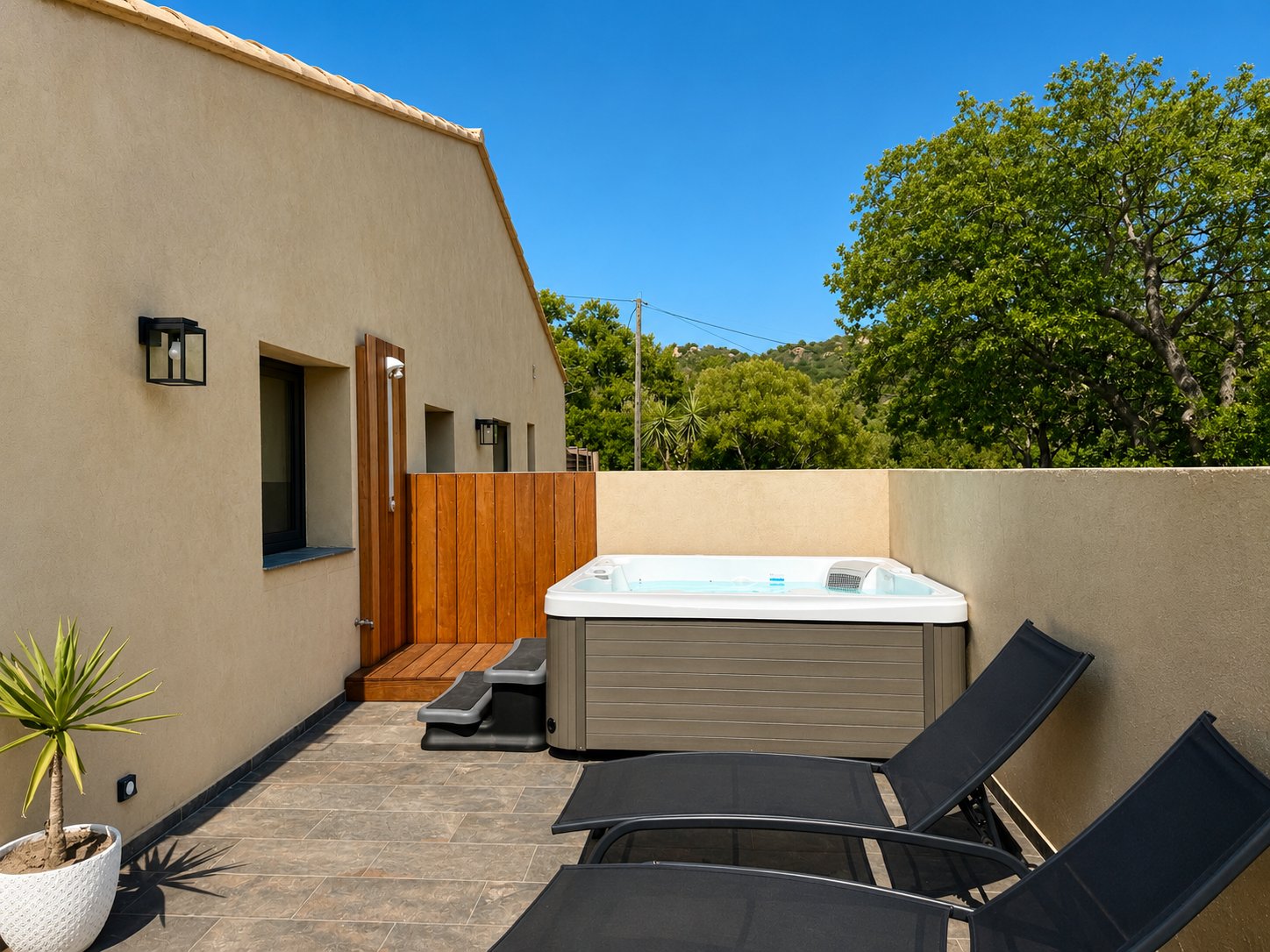 Jacuzzi privatif et transats au soleil, à l'abri des regards — Villa Folacca