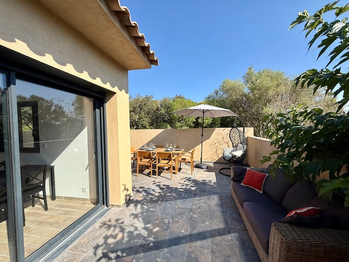 Terrasse privée de la Villa Folacca, piscine à débordement face au maquis corse