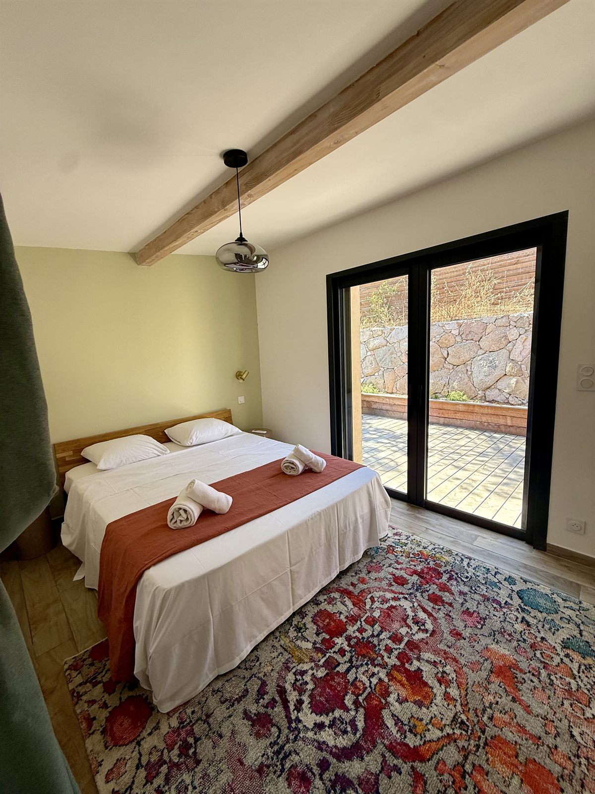 Chambre avec baie vitrée donnant sur le jardin méditerranéen — Villa Palombaggia