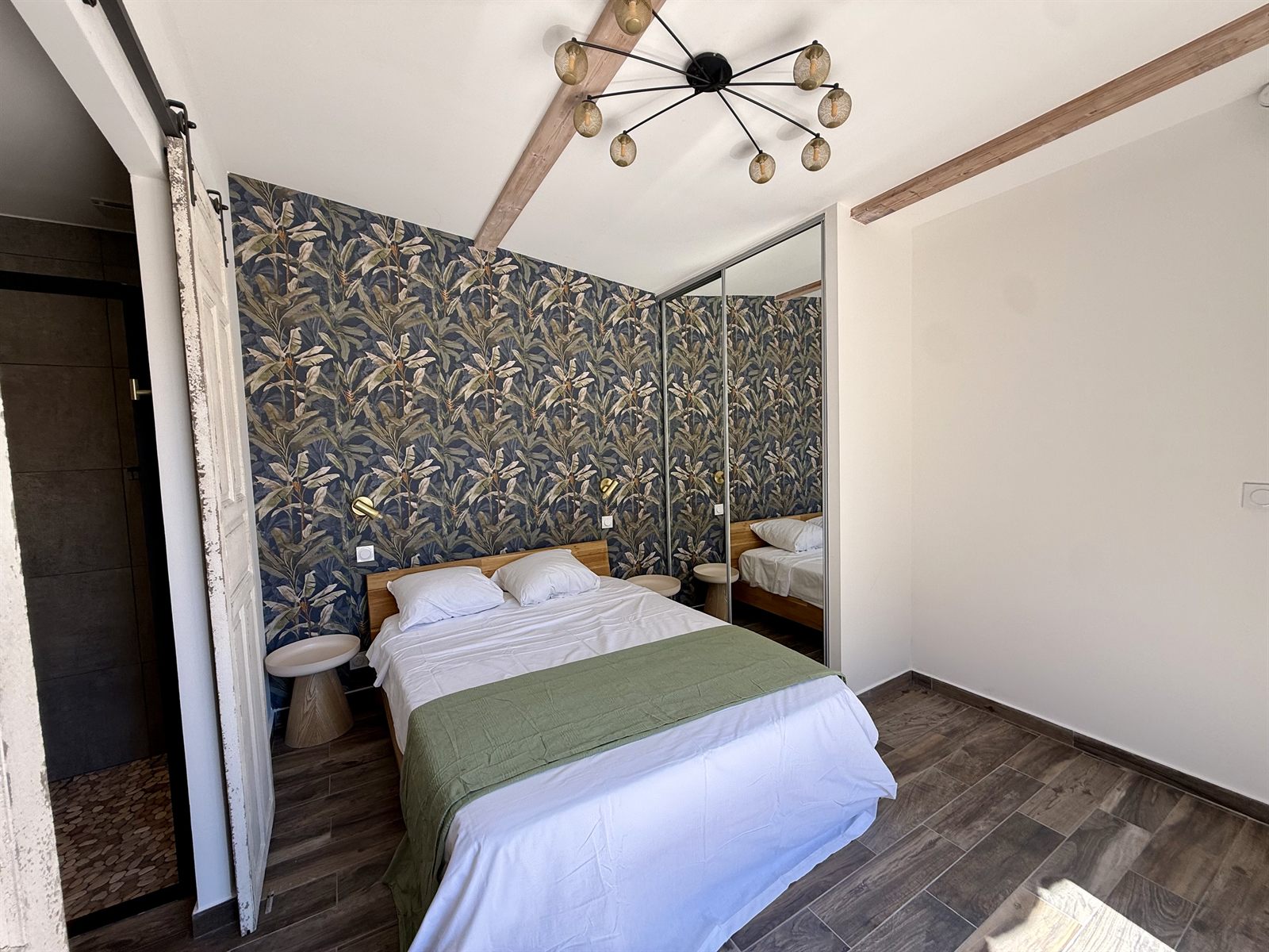 Chambre au papier peint végétal avec grand miroir — Villa Palombaggia