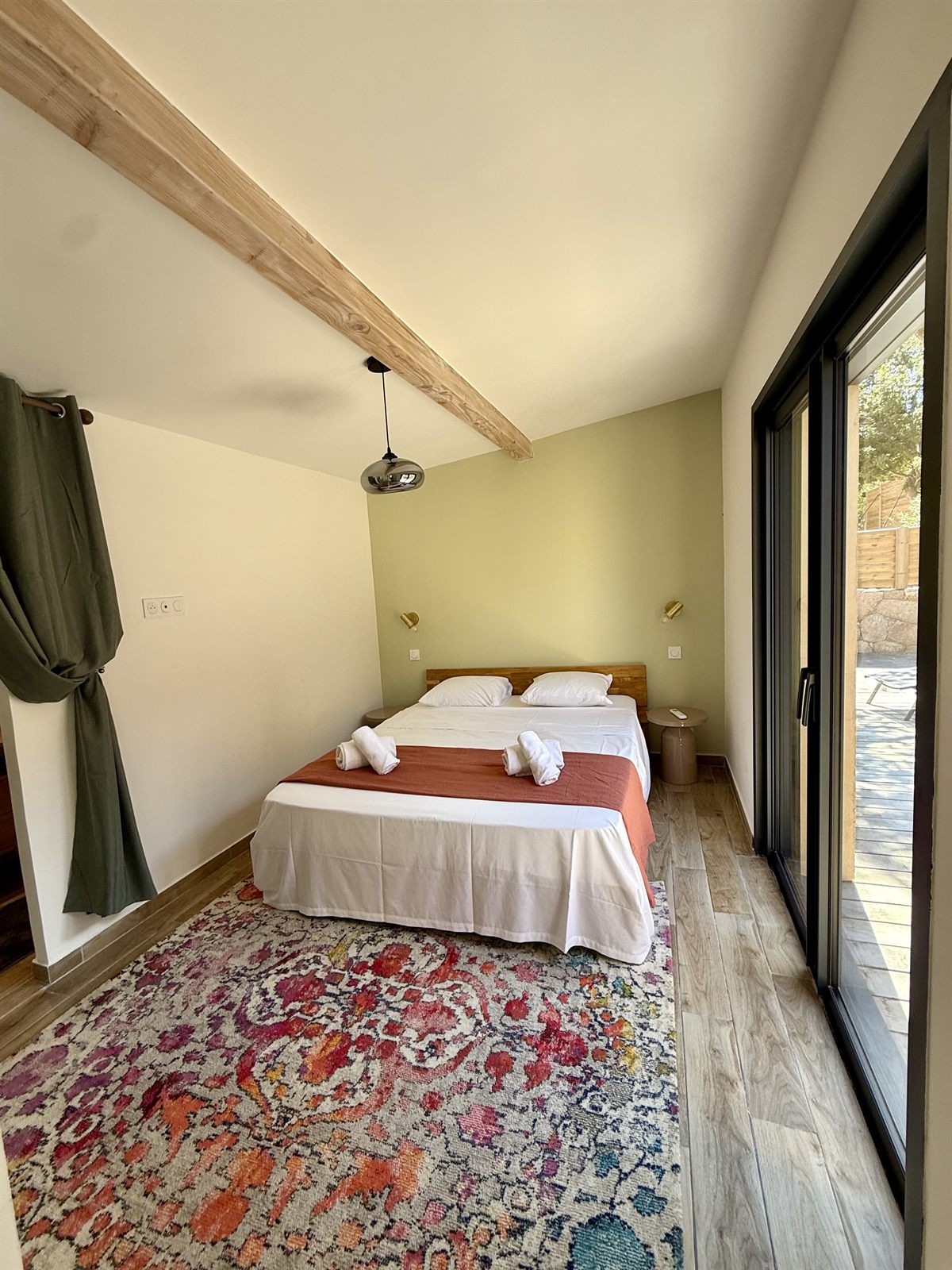 Chambre avec accès direct à la terrasse par une baie vitrée — Villa Palombaggia