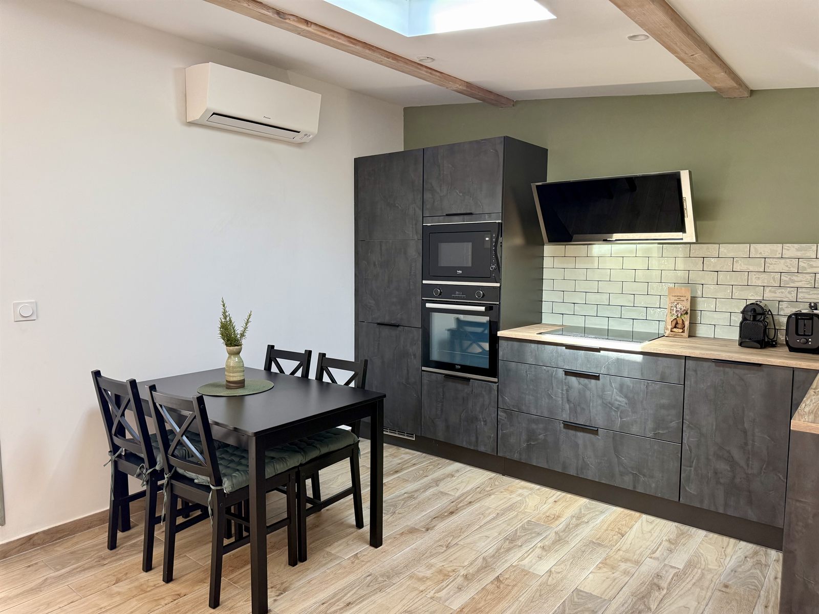 Coin repas et cuisine équipée, four et plaque de cuisson — Villa Palombaggia