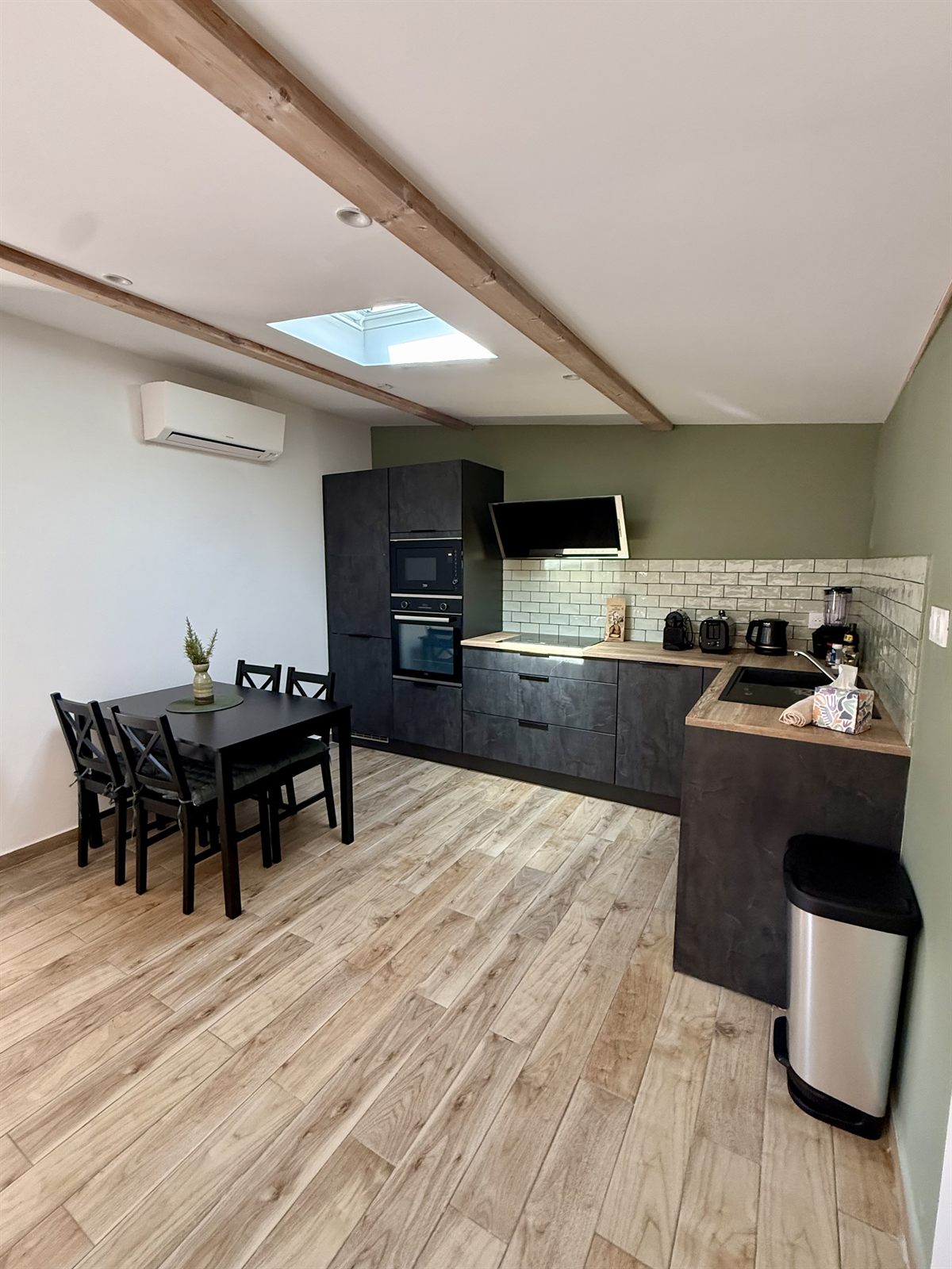 Cuisine ouverte entièrement équipée, crédence en zellige — Villa Palombaggia