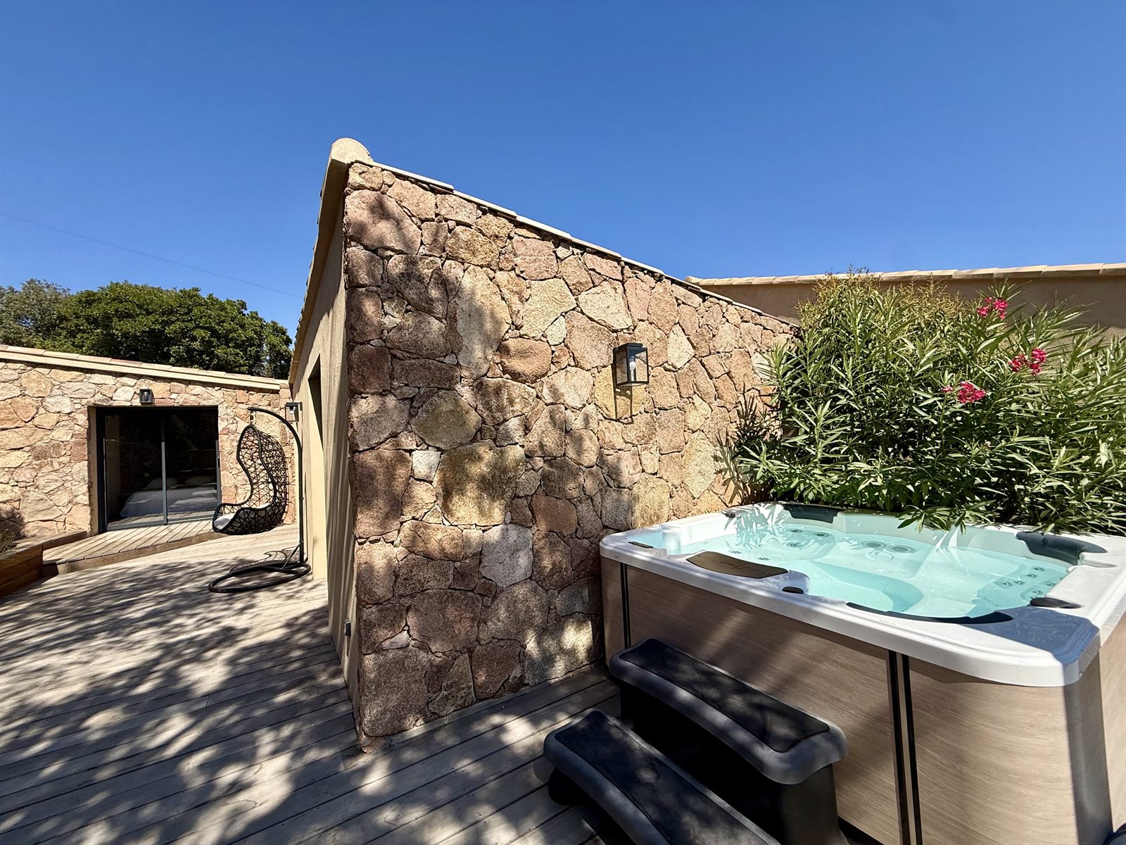 Jacuzzi et douche extérieure sous le ciel corse — Villa Palombaggia