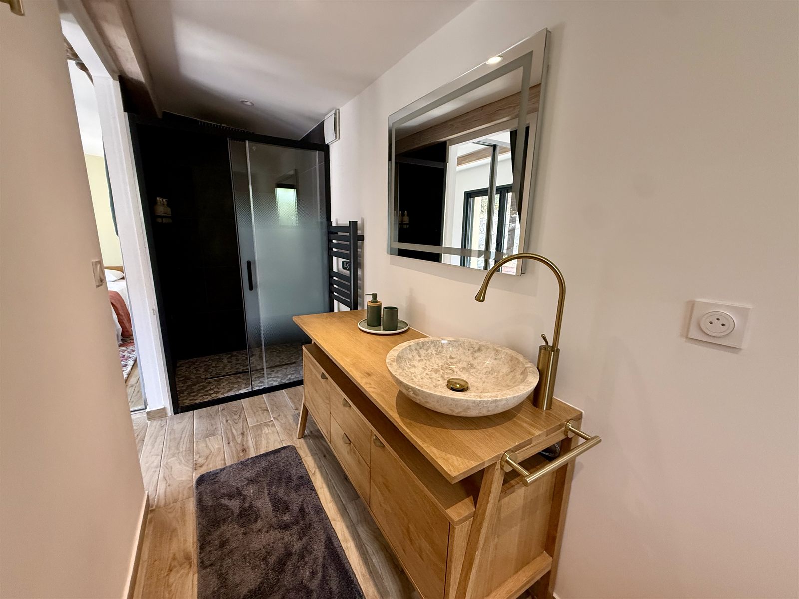 Salle de bain avec vasque en pierre et meuble en bois massif — Villa Palombaggia