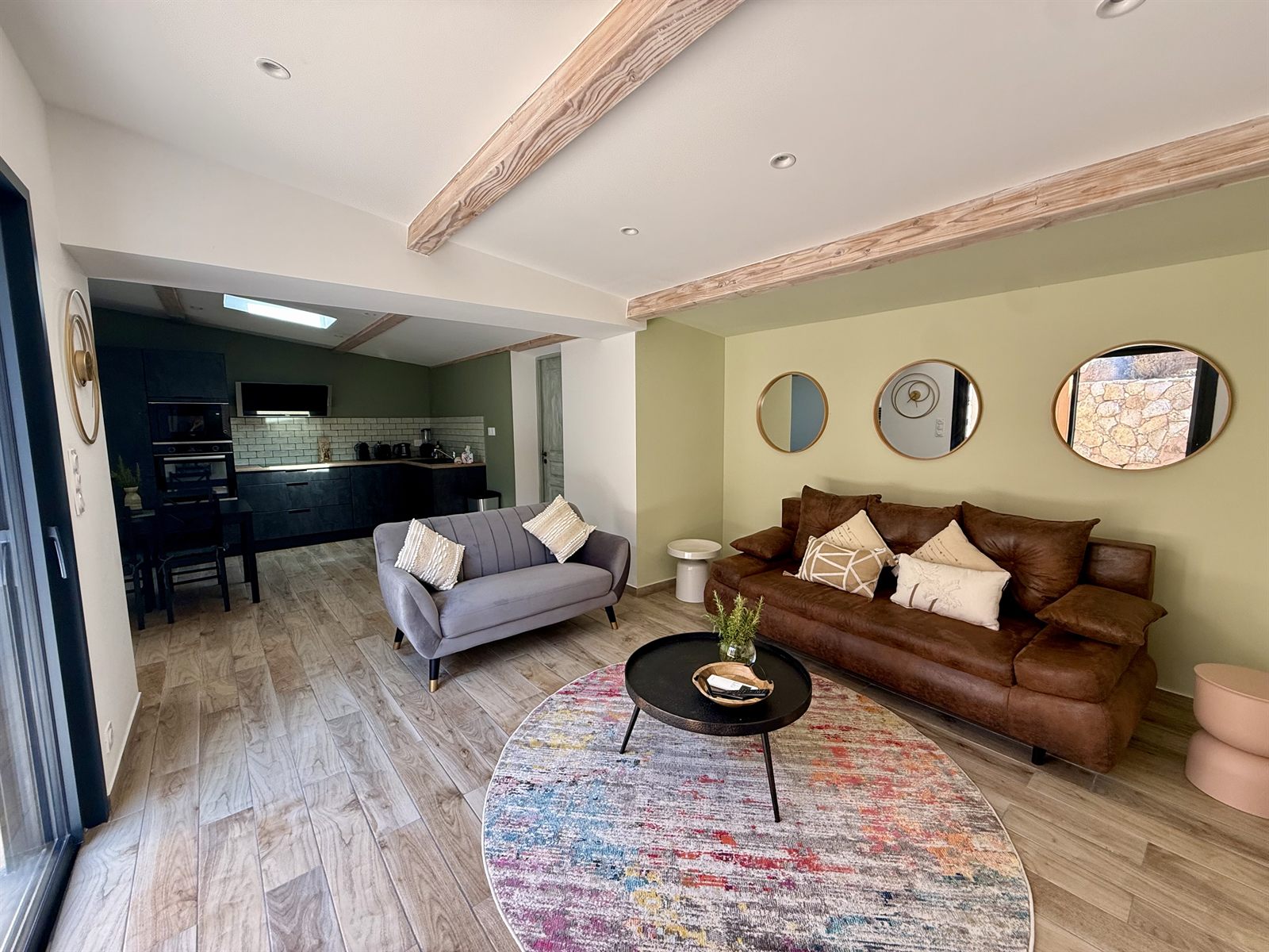 Espace de vie de plain-pied, du salon vers la cuisine ouverte — Villa Palombaggia