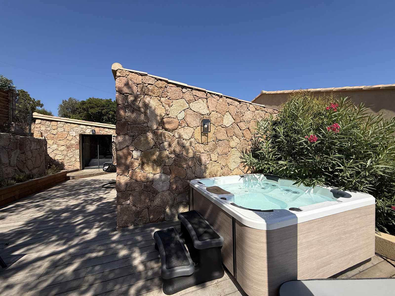 Vaste terrasse privative face au mur en pierres et à la nature — Villa Palombaggia