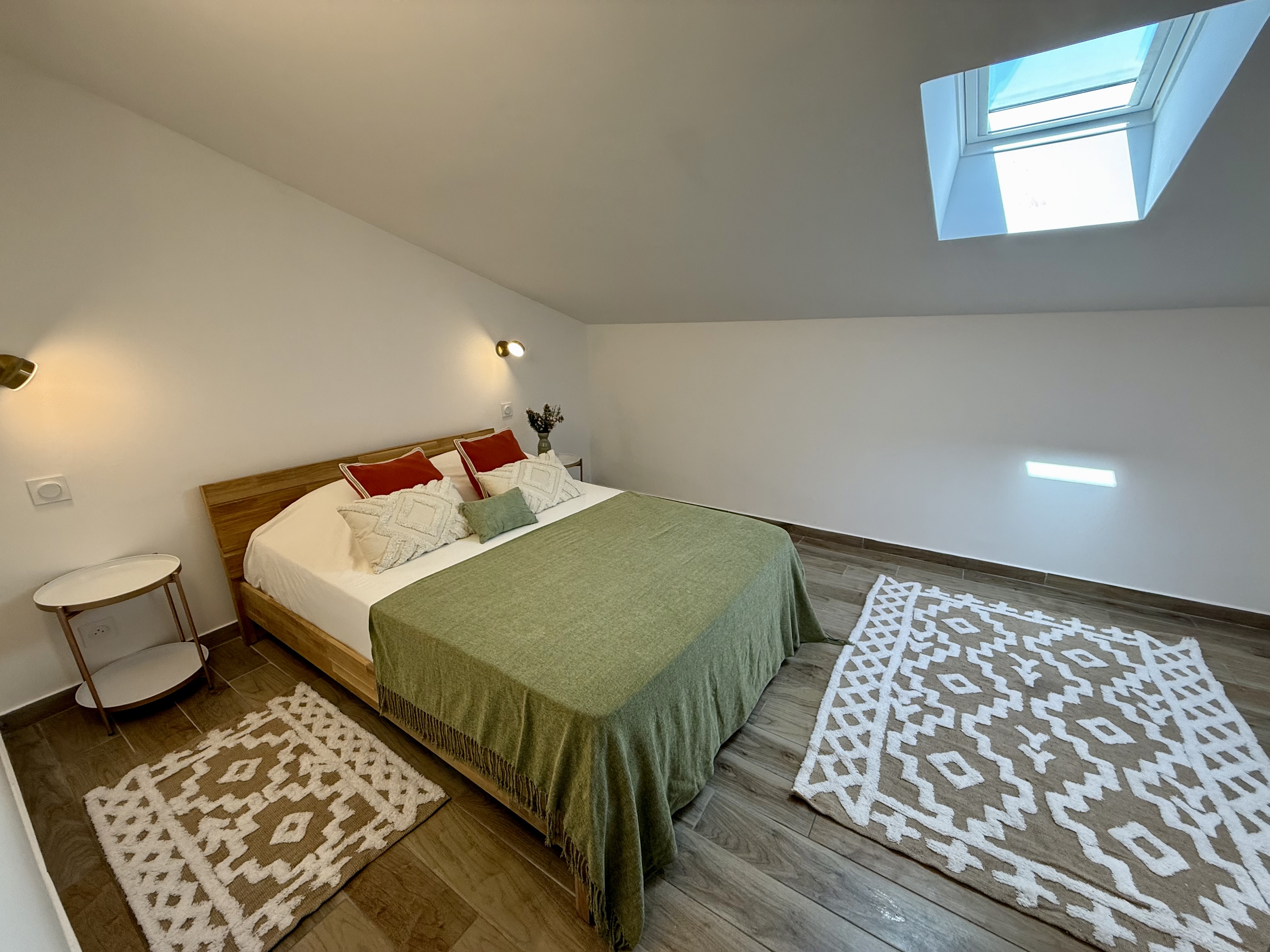 Étage — espace nuit lumineux, ton naturel — Villa Tamaricciu
