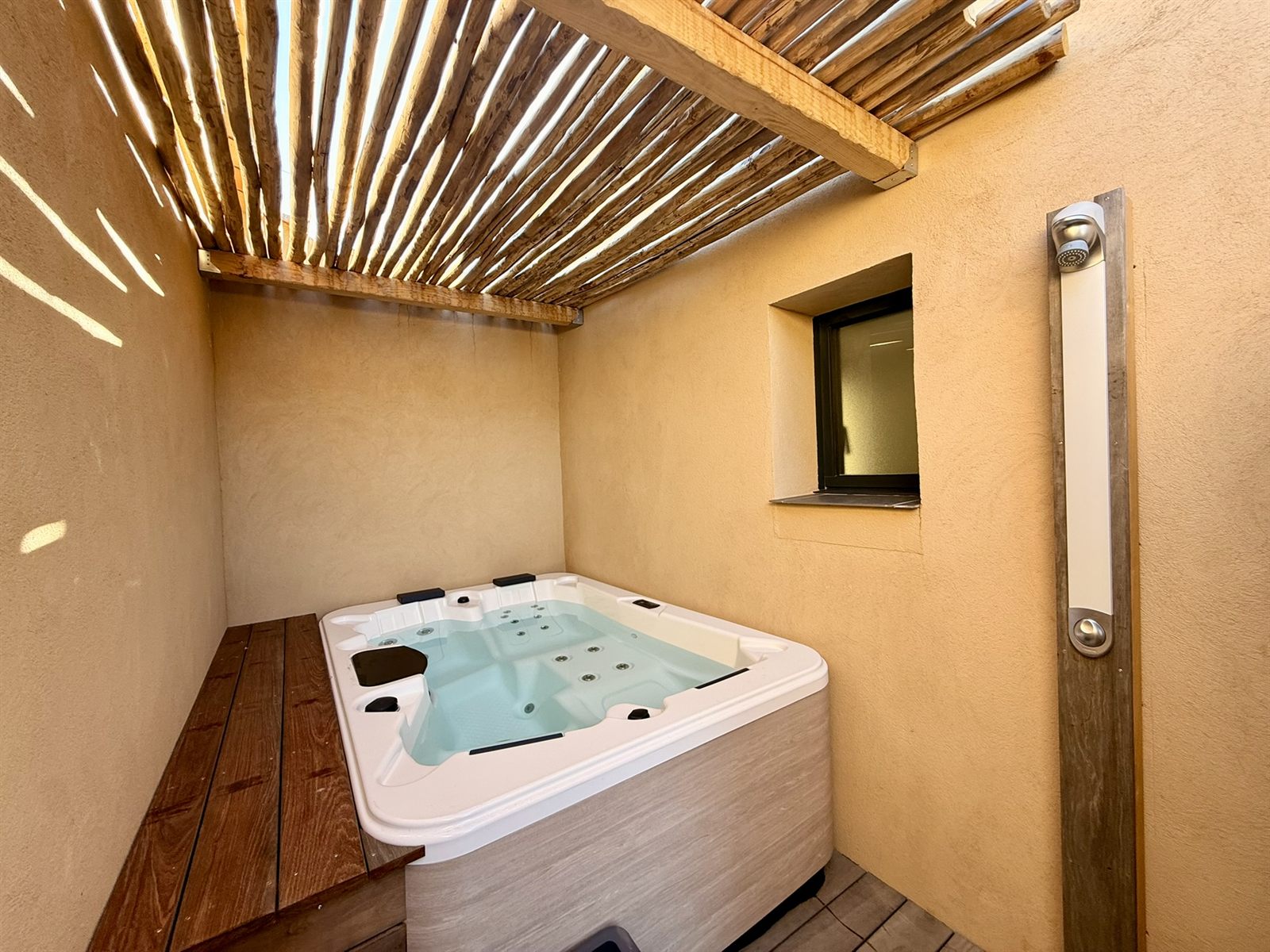 Jacuzzi privatif sur la terrasse, sous pergola en bois — Villa Tamaricciu