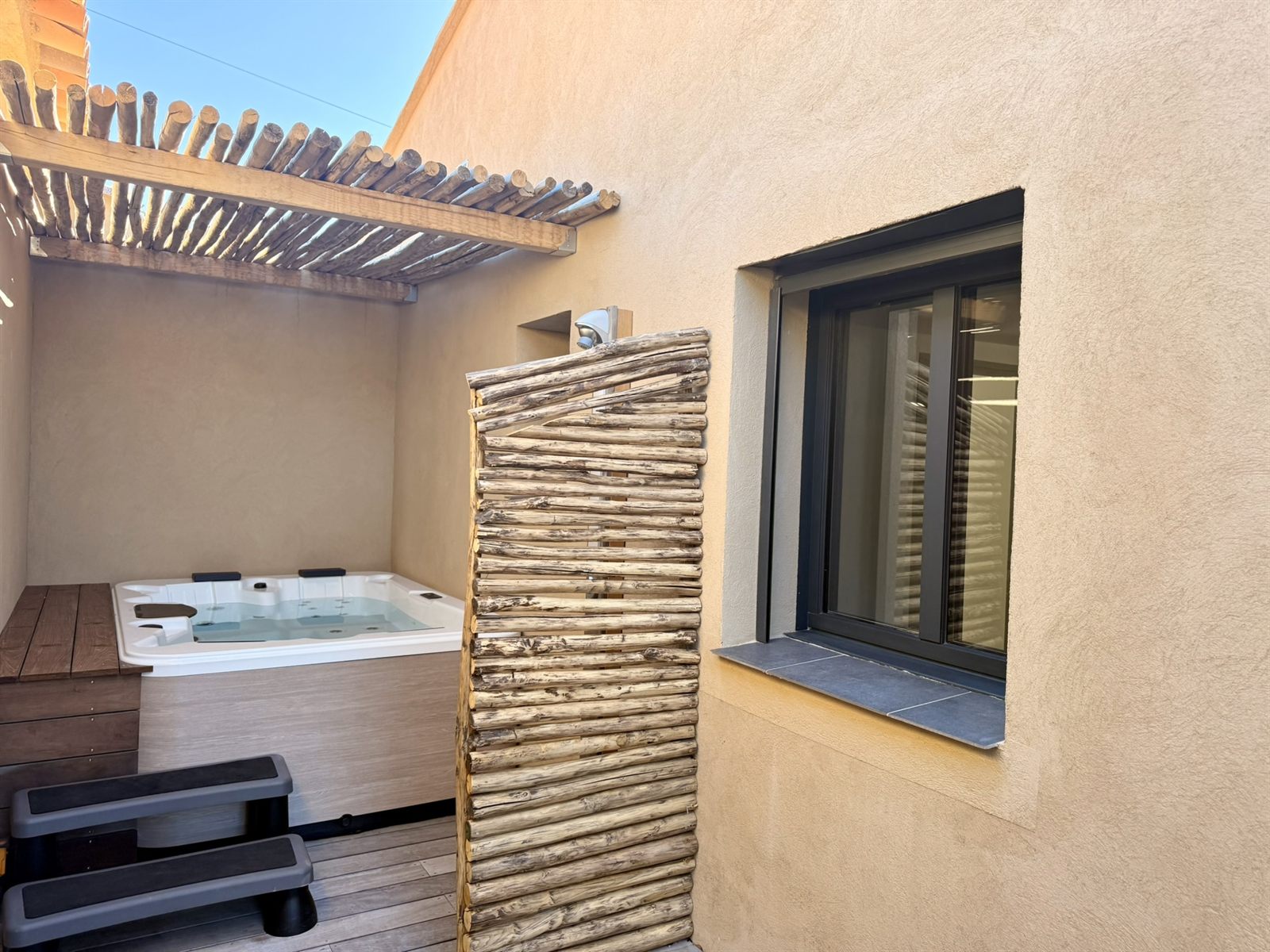 Espace bien-être — jacuzzi privatif et terrasse en bois, à l'abri des regards — Villa Tamaricciu
