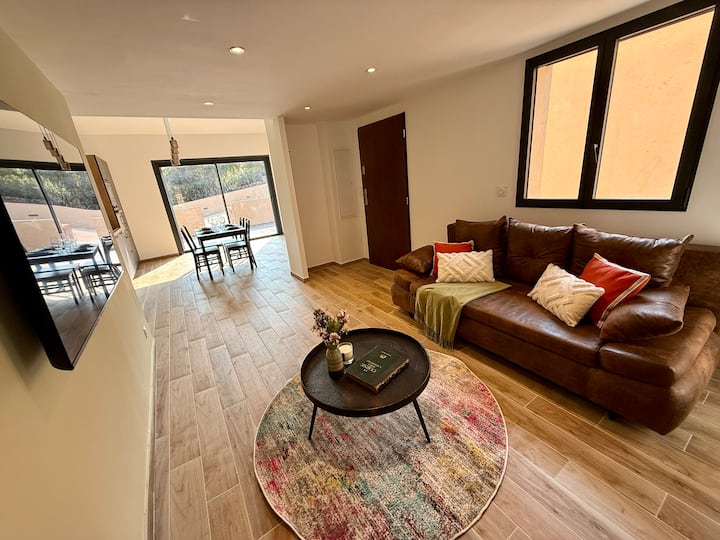 Salon et cuisine ouverte de la Villa Palombaggia