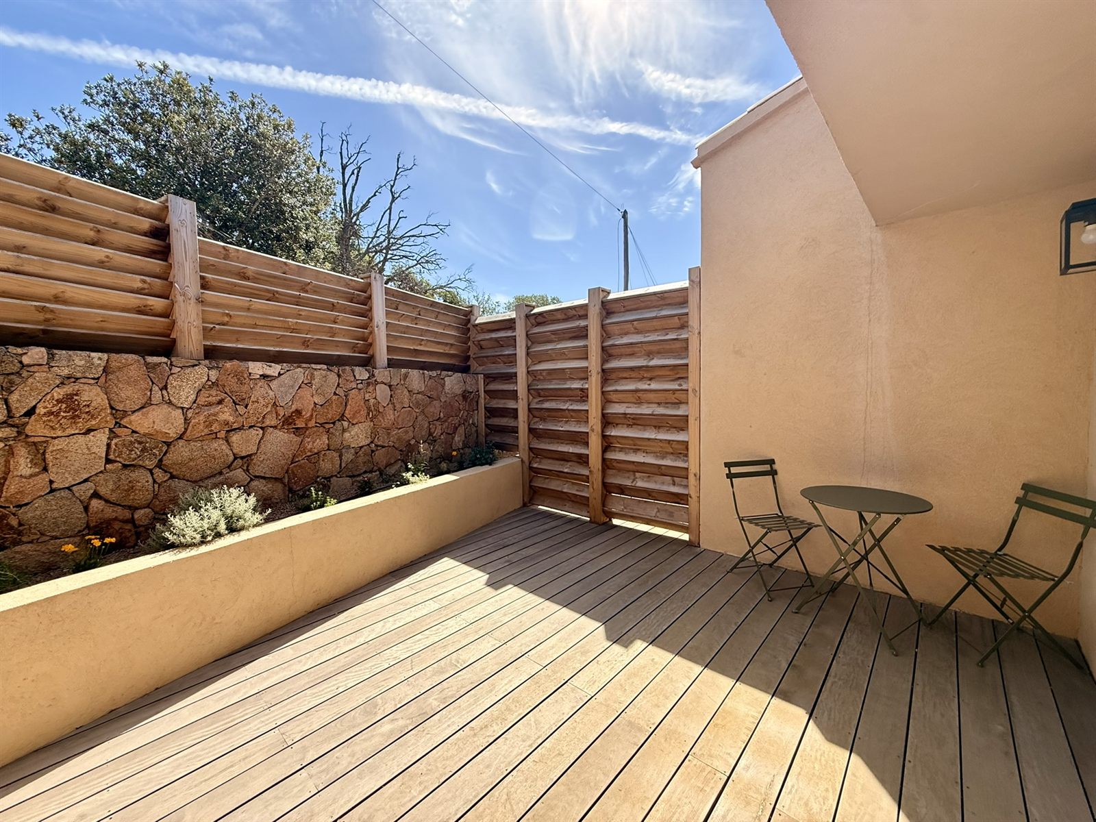 Petite terrasse privée en bois de la chambre principale — Villa Tamaricciu